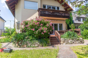 Exquisite Villa with Free Parking - suitable for groups up to 18p